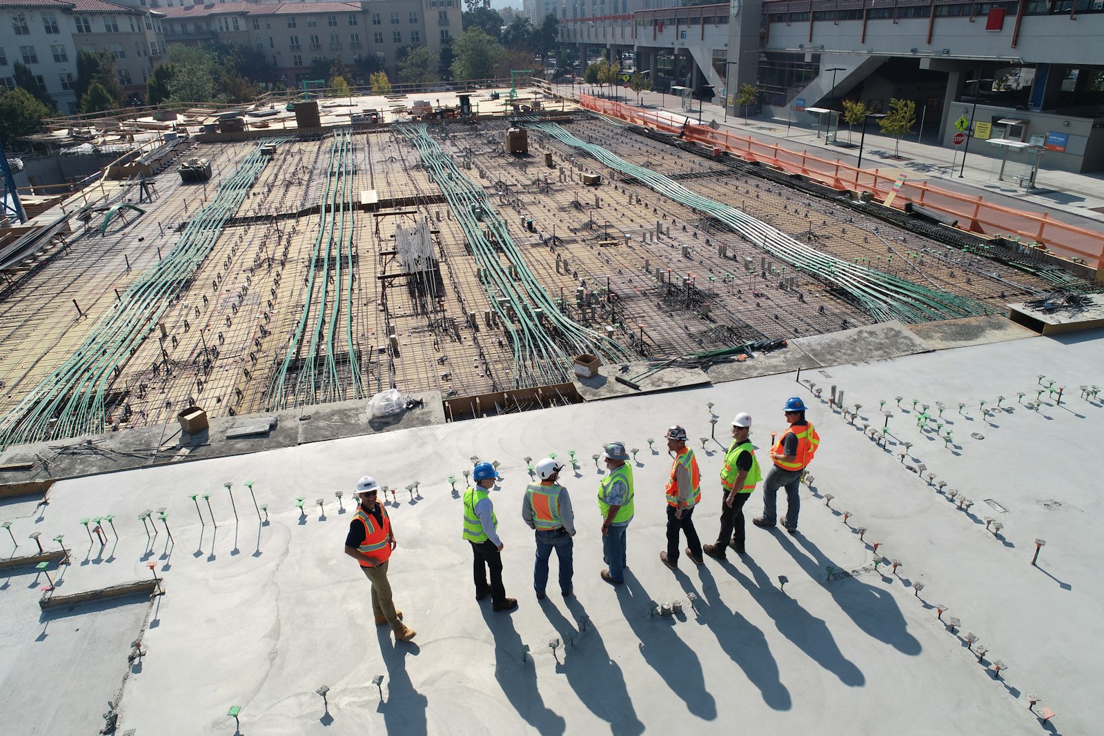 Cladire in constructie cu schela pe fatada